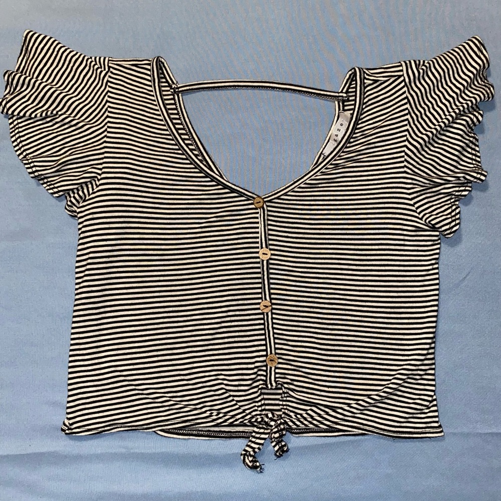 Gaze Black and White Flutter Sleeve Crop Blouse